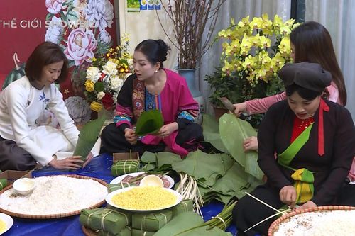 Nghệ sĩ miền Bắc 'tranh tài' gói bánh chưng Tết