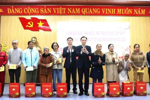 Bộ trưởng Bộ Ngoại giao tặng quà tết cho hộ khó khăn tại Huế