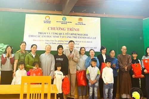 Hội Khuyến học tỉnh Lâm Đồng trao quà Tết ý nghĩa cho học sinh Làng SOS và bệnh nhi
