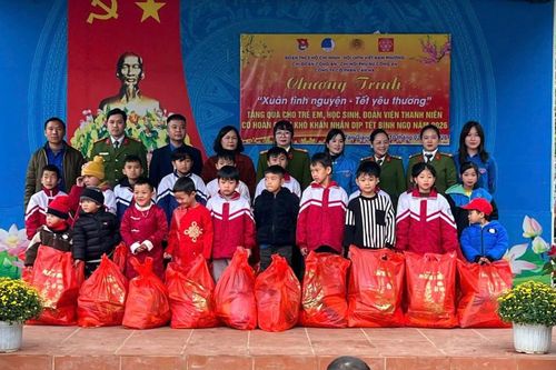 Chương trình 'Xuân tình nguyện - Tết yêu thương' tại Trường Tiểu học Lê Chung