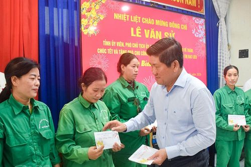 Tặng quà động viên công nhân môi trường giữ mỹ quan đô thị dịp Tết