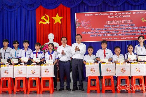 Thành phố Hồ Chí Minh thực hiện chương trình an sinh Tết tại Cà Mau