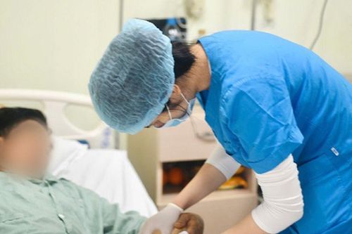 Tai nạn khi chặt thịt gà ngày giáp Tết: Dao trượt, người đàn ông suýt mất ngón tay