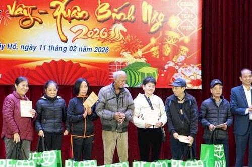 Phường Tây Hồ trao 312 suất quà Tết cho gia đình khó khăn