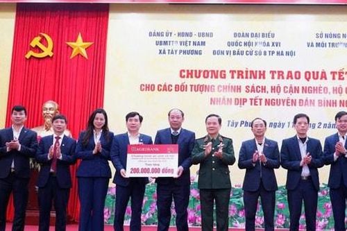 Tây Phương trao 240 suất quà Tết cho các gia đình khó khăn