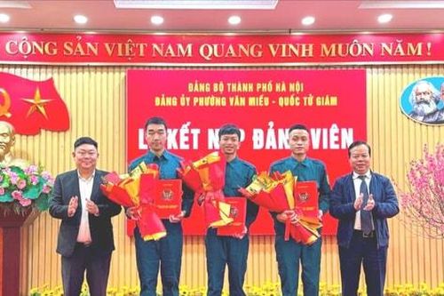 Kết nạp Đảng 3 thanh niên phường Văn Miếu - Quốc Tử Giám trước ngày nhập ngũ