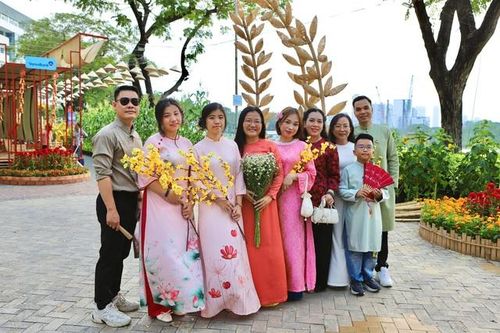 Chưa khai mạc, đường hoa Phú Mỹ Hưng đã hút khách