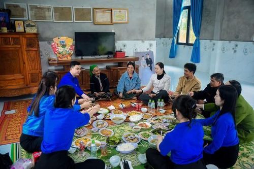 Những bữa tất niên ấm áp cùng Mẹ Việt Nam Anh hùng và các phận đời kém may mắn