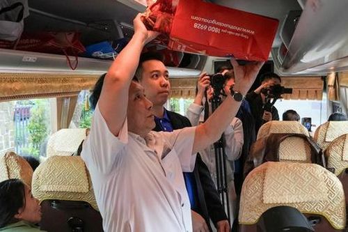 Ấm áp những chuyến xe yêu thương đưa bệnh nhân về quê đón Tết