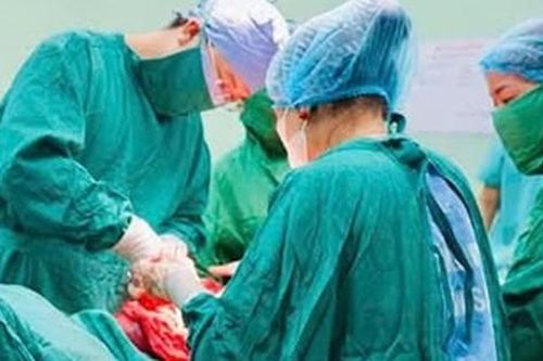 Cứu sống sản phụ rau bong non nguy kịch, bé sơ sinh 700 gram được hồi sức thành công