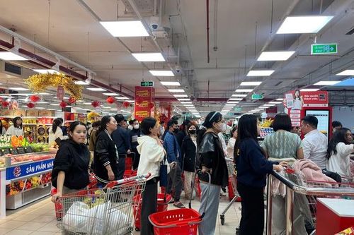 Siêu thị rực rỡ sắc xuân, người dân tấp nập mua sắm dịp cận Tết