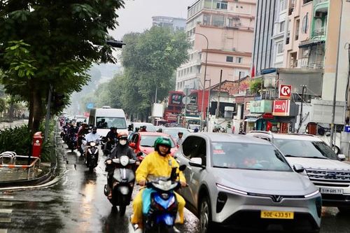 TPHCM mưa trái mùa cận Tết, người dân bất ngờ