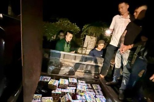 Bắt đối tượng giấu gần 200kg pháo trong hầm tự chế xe ô tô