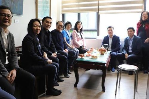 Bộ trưởng Đào Hồng Lan chúc Tết gia đình lãnh đạo Bộ tiền nhiệm, thăm hỏi thân nhân Liệt sĩ – Bác sĩ Đặng Thùy Trâm