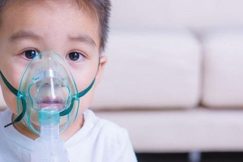 Trẻ bị viêm phế quản: Cha mẹ cần làm gì để phòng tránh biến chứng nguy hiểm?