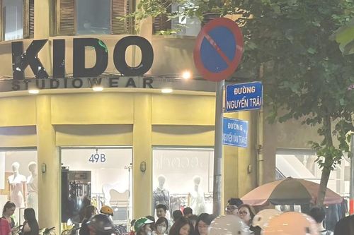 TP.HCM ngày giáp Tết: Local brand 'vào mùa', người trẻ rủ nhau săn đồ mới