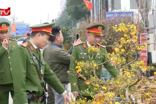Công an xã Đông Anh phối hợp với UBND xã tăng cường đảm bảo trật tự đô thị dịp cuối năm