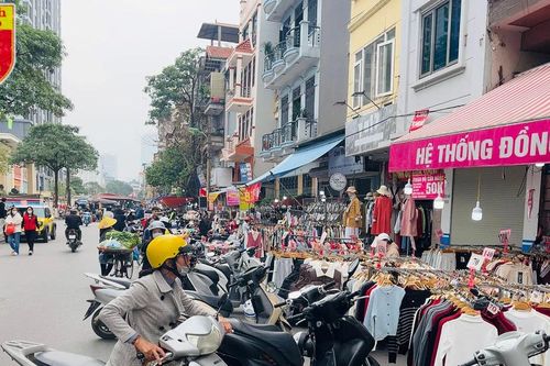 Hàng quán lấn chiếm, 'bóp nghẹt' lòng đường phố Phan Văn Trường