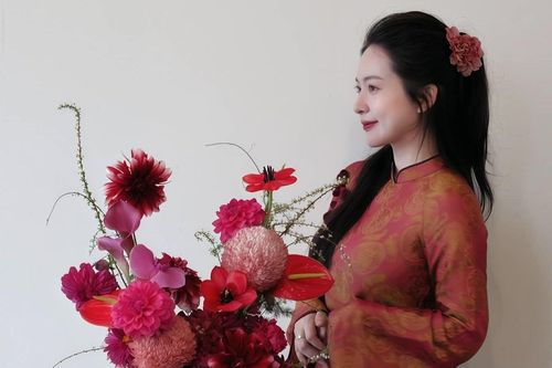 Chi hàng chục triệu đồng học cắm hoa độc lạ trưng Tết