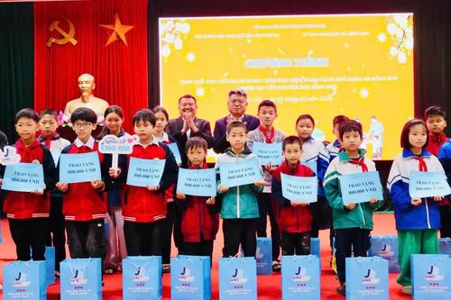 Hà Nội mang Tết ấm đến các đối tượng bảo trợ xã hội và người yếu thế