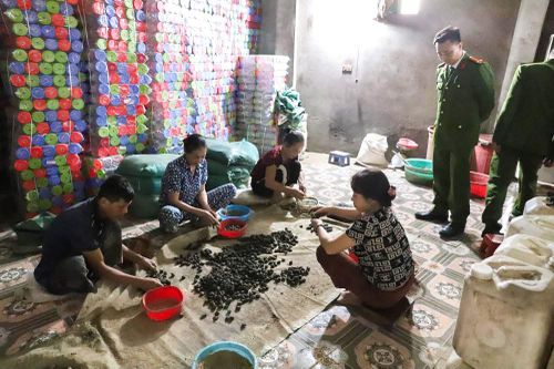 Video đột kích bắt giữ đường dây sản xuất thuốc đông y giả quy mô lớn