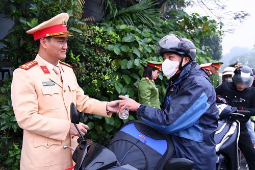 Tuyên Quang: Công an tặng áo ấm, mũ bảo hiểm, nước uống cho người dân về quê đón Tết