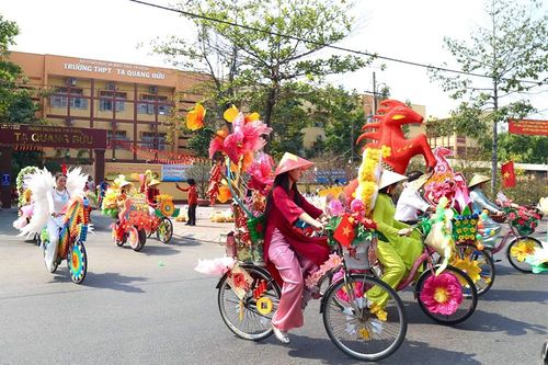 Độc đáo dàn xe đạp hoa làm từ vật liệu tái chế