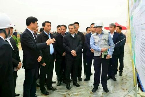 Đồng chí Nguyễn Duy Ngọc thăm và chúc Tết tại công trường xây dựng cầu Hồng Hà