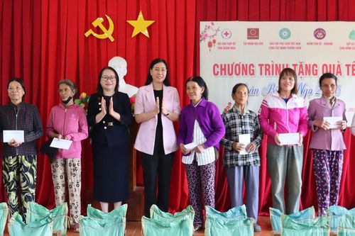 Phó Trưởng Ban Tổ chức Trung ương Bùi Thị Quỳnh Vân trao quà Tết cho người nghèo ở Quảng Ngãi
