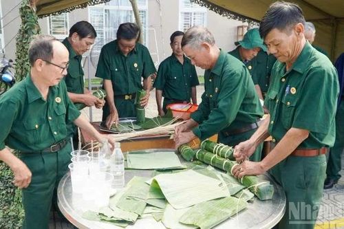 'Xuân sẻ chia-Tết nghĩa tình' với nhân dân phường Hương Trà
