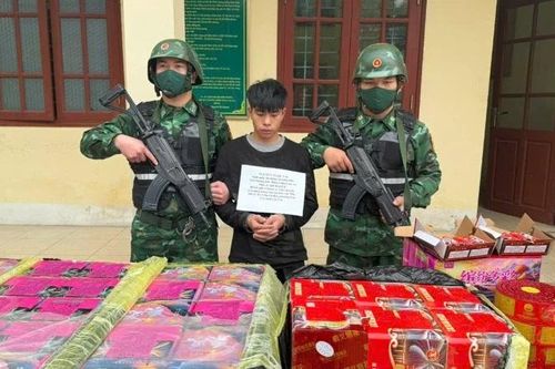Lào Cai bắt đối tượng vận chuyển 150kg pháo qua biên giới