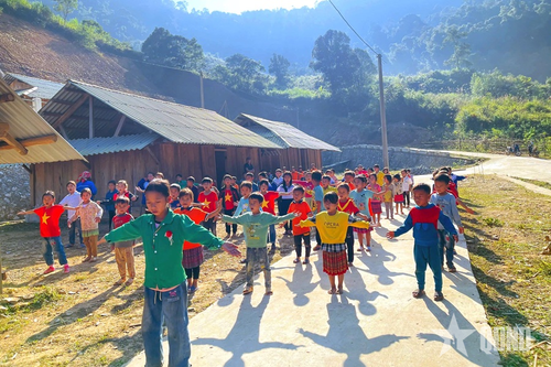 Người Mông bản Ón ơn Đảng