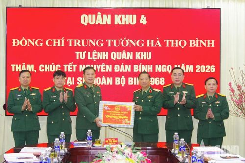Tư lệnh Quân khu 4 thăm, chúc Tết Sư đoàn 968