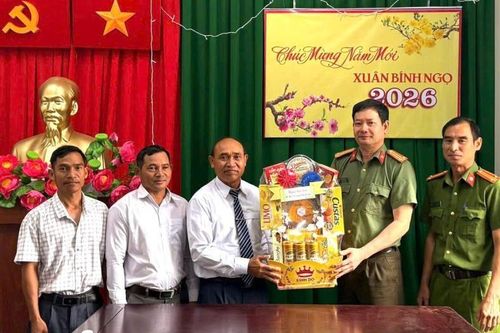Lãnh đạo xã và các ban, ngành, đoàn thể chúc Tết Công an xã Đắk Song