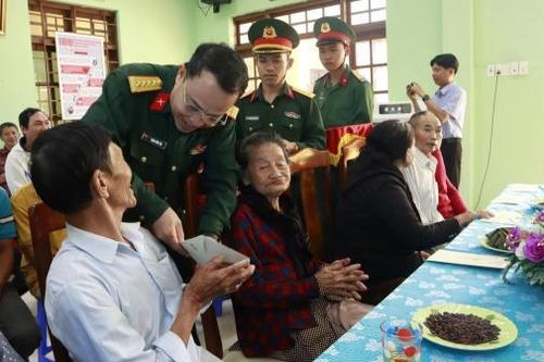 Đại diện lãnh đạo TP Đà Nẵng thăm, chúc Tết chính quyền, quân và dân xã đảo Tân Hiệp