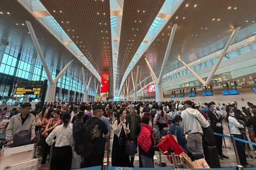 TPHCM: Nhiều tuyến đường dẫn đến sân bay ùn ứ