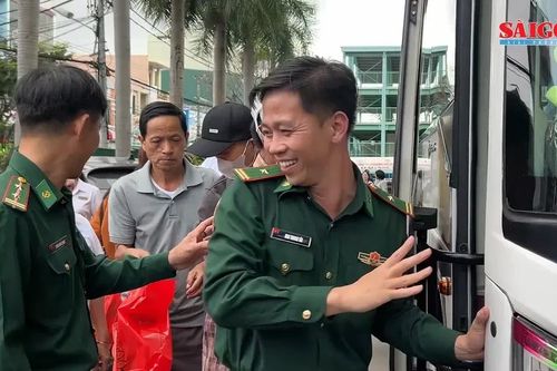 Chuyến xe nghĩa tình đưa bệnh nhân về quê đón Tết