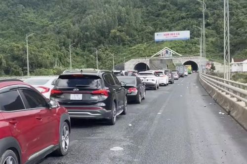 Ùn tắc kéo dài tại hầm Đèo Cả phía Khánh Hòa