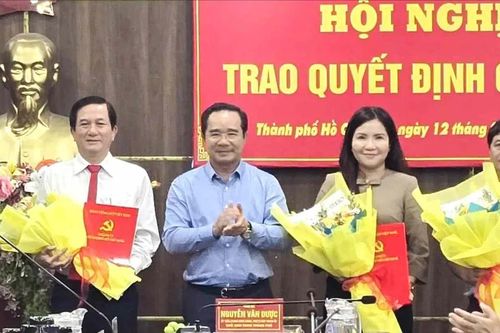 Chủ tịch UBND TPHCM Nguyễn Văn Được trao quyết định cán bộ