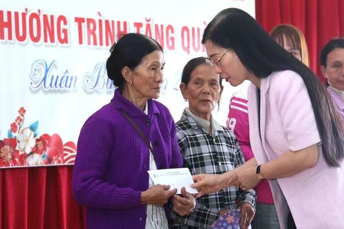 Phó Trưởng ban Tổ chức Trung ương trao quà tết đến người nghèo ở Quảng Ngãi