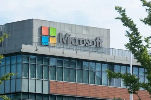 Microsoft bị chê tụt hậu dù nắm trong tay OpenAI