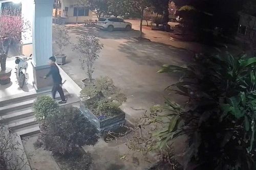 Tạm giữ đối tượng uống rượu rồi cầm dao trèo vào trụ sở đe dọa Công an