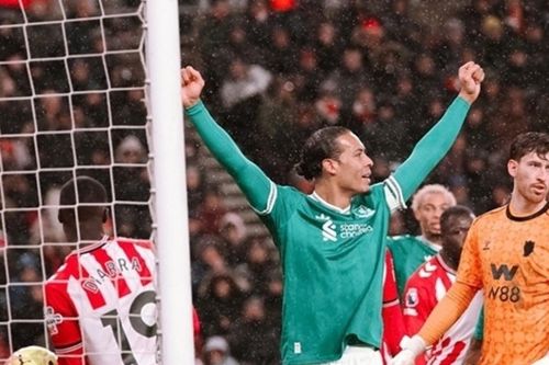 Ghi bàn thứ 23, Van Dijk lập kỷ lục mới ở Liverpool