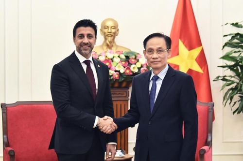 Bộ trưởng Ngoại giao Lê Hoài Trung tiếp Bộ trưởng Bộ Thương mại Quốc tế Canada Maninder Sidhu