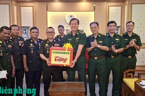 Trung tướng Sin Sokha thăm, chúc Tết Cơ quan Thường trực Bộ Tư lệnh Bộ đội Biên phòng