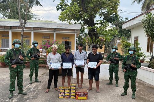 Bắt quả tang các đối tượng vận chuyển pháo trái phép từ Campuchia về Việt Nam