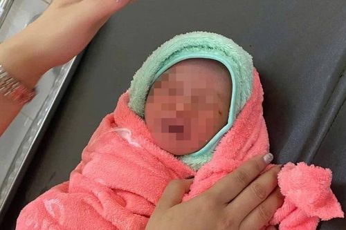 Phát hiện bé gái còn nguyên dây rốn giữa rẫy sầu riêng, toàn thân bị kiến bu