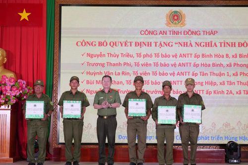 Công an xã và lực lượng bảo vệ an ninh trật tự xúc động nhận nhà nghĩa tình đồng đội