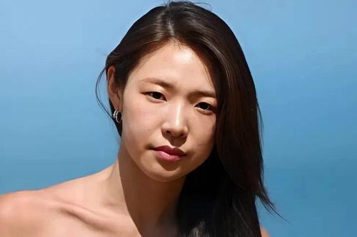 Nữ MC cúi đầu xin lỗi