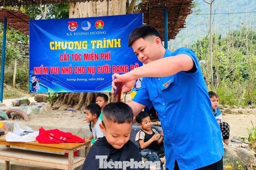 Tuổi trẻ Nghệ An vào bản làng cắt tóc miễn phí cho trẻ em vui xuân đón Tết